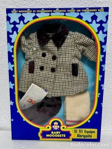 Vestidos muñecas españolas: BABY MOCOSETE: EQUIPO ABRIGUITO. NUEVO, EN SU CAJA ORIGINAL. AÑOS 70